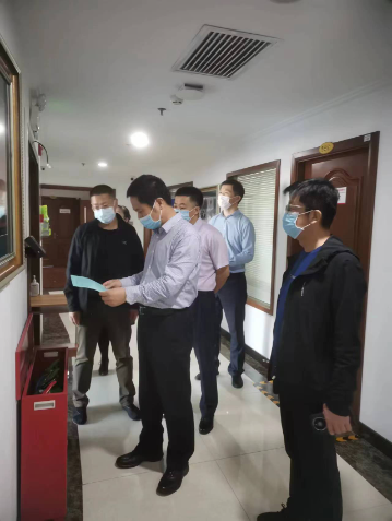 政數(shù)局曲德宏副局長對交易中心開評標場所及集中辦公區(qū)進行安全檢查 (1).jpg